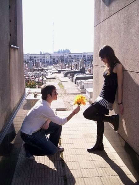 Guy proposing a girl - DesiComments.com