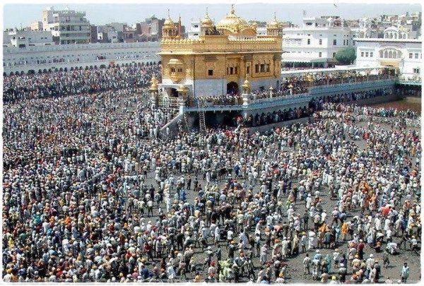 Darbar sahib di safayi kardiyaan hoyiaan sangtaan