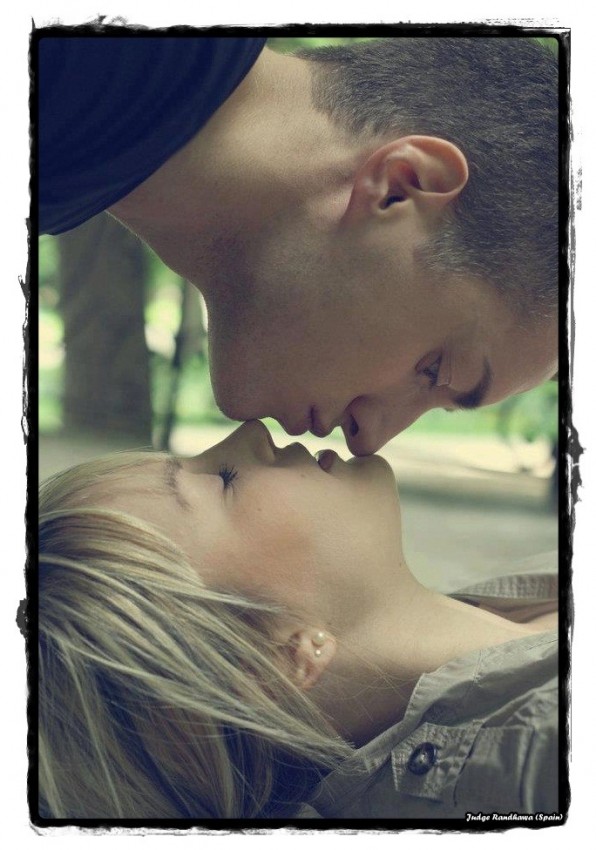 Lovers Kissing - DesiComments.com