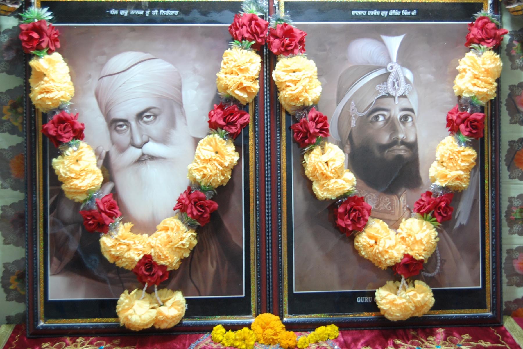 Guru Nanak Dev Ji and Guru Gobind Singh Ji - DesiComments.com
