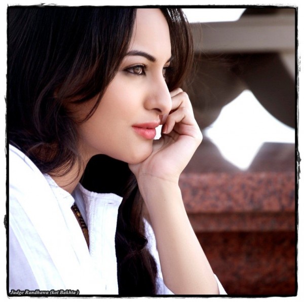 Side Pose Of Actress Sonakshi