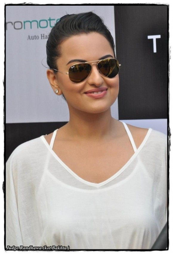 Sonakshi Looking Sweet