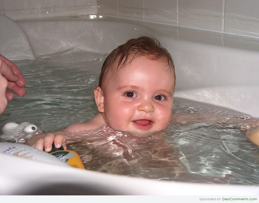 Купание в большой ванной. Купание малыша. Купание грудного ребенка. Малыш купается. Младенец купается.