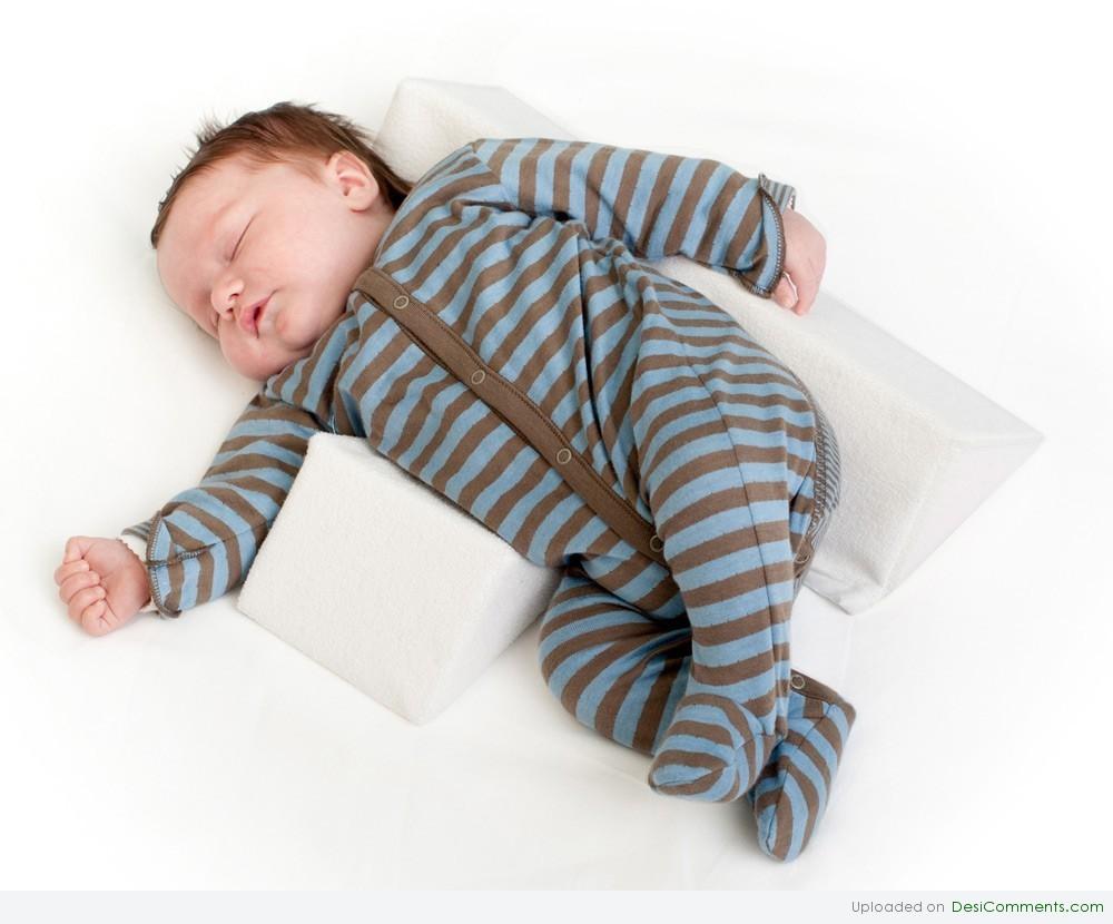 Ребенка надо уложить. Позы сна для новорожденных. Позы для сна грудничка. Правильная поза для сна новорожденного. Поза младенца во сне.
