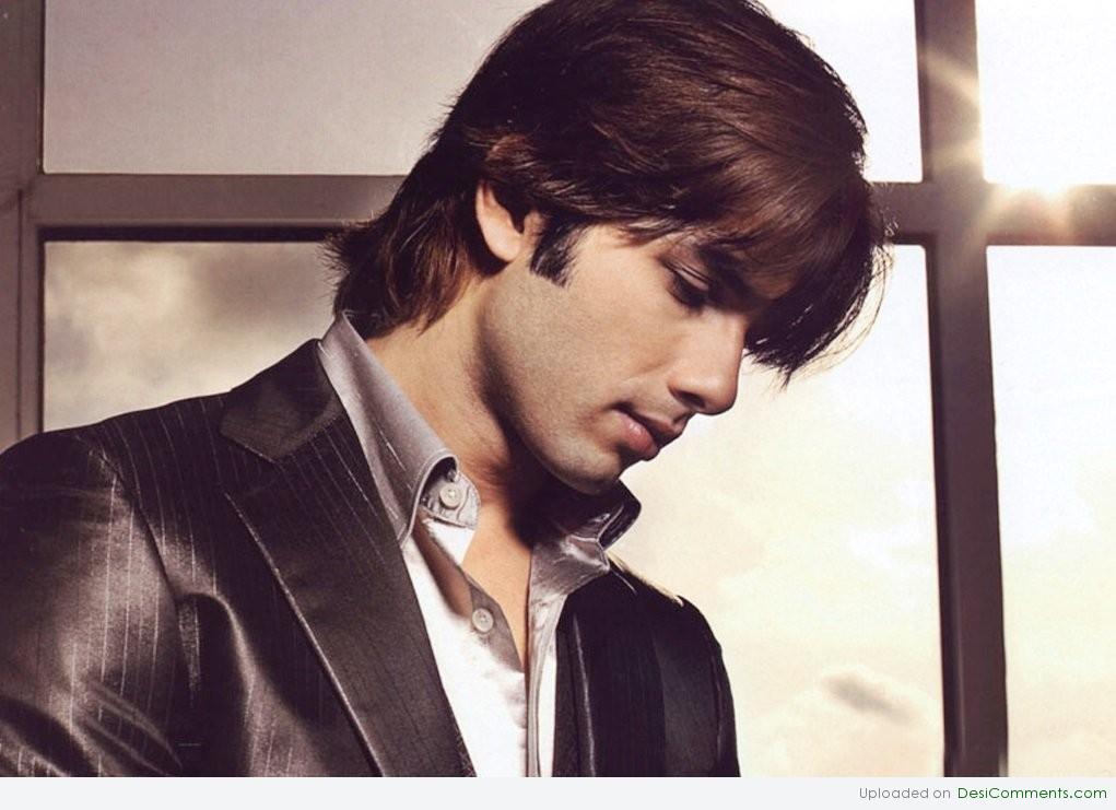 Shahid Kapoor Giving Side Face Pose - DesiComments.com