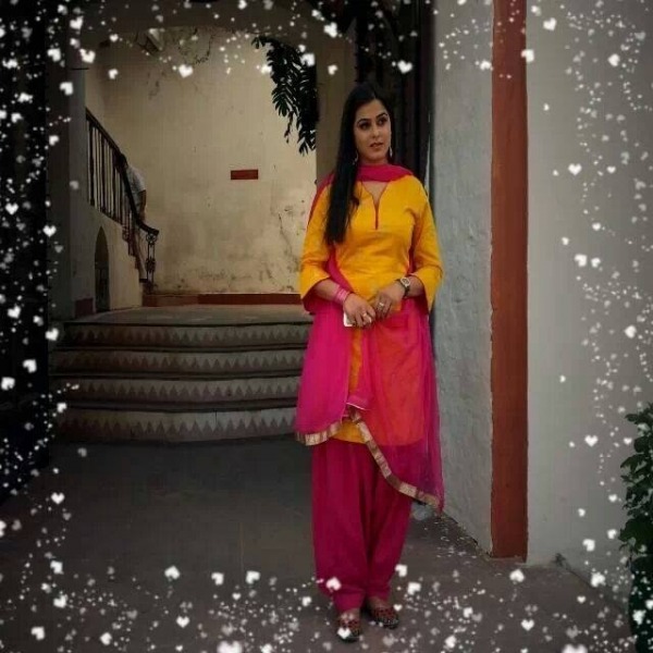 Anshu Sawhney Looking Beautiful