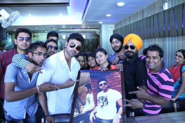 Arya Babbar in White T – Shirt Photo