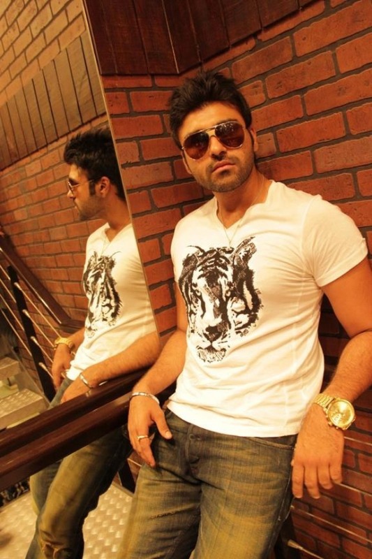 Arya Babbar in White T – Shirt