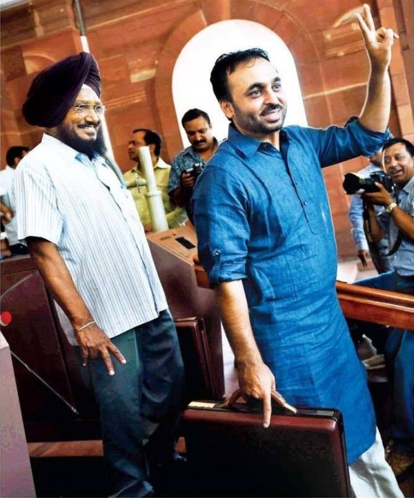 Bhagwant Mann in Blue Kurta