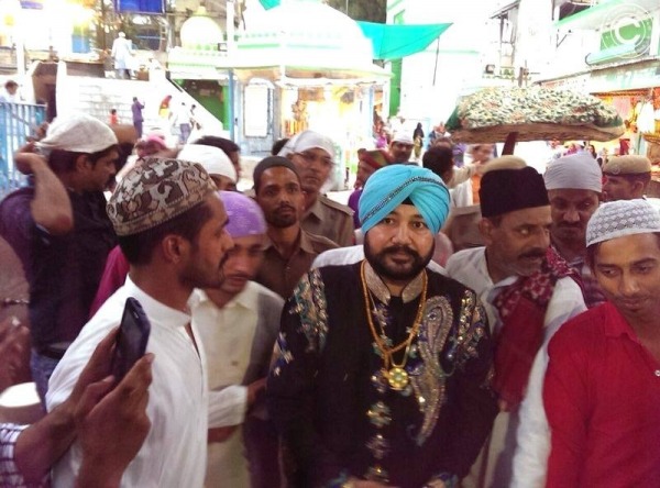 Daler Mehndi In Middle