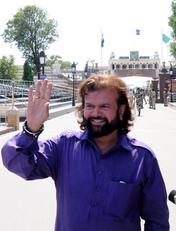 Hans Raj Hans In Blue Kurta