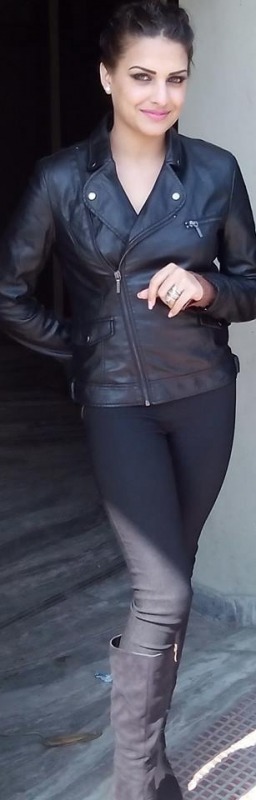 Himanshi Khurana In Black Clothes