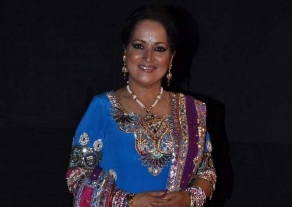 Himani Shivpuri Wearing Punjabi Suit