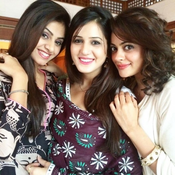 Isha Rikhi In Middle