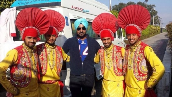 Jassi Jasraj In Middle