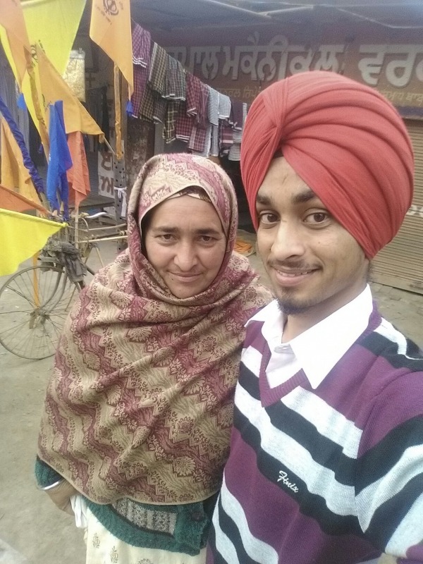 Tin rang nahi labne tannu     husan javani te mappe.    love u mom