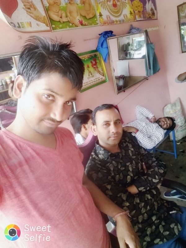 Sohan Mahi Taking Selfie With Friends