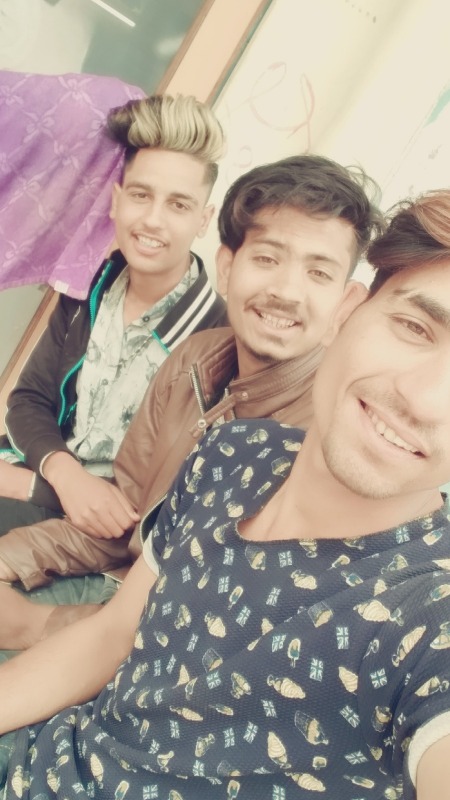 Monu Mansuri Taking Selfie With His Friends