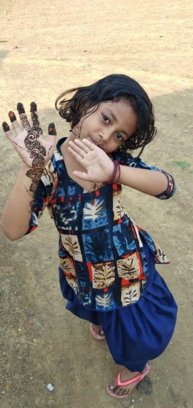 Mahek Sheikh Showing Her Mehandi