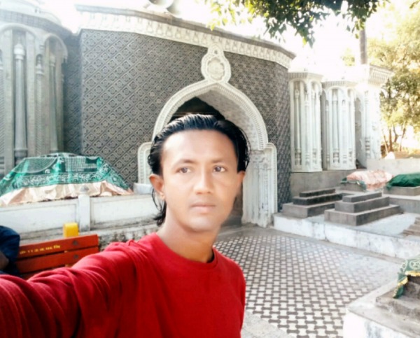 Javed Shah Taking Selfie At Moulana Mugisuddin Dargah