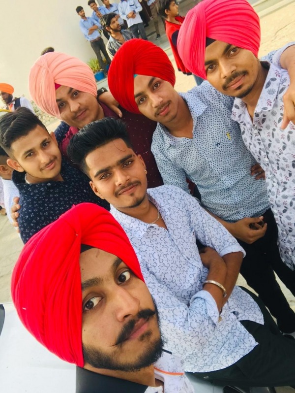 Jashan Rai With His Friends