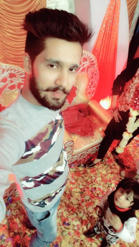 Danish Khan Indore Taking Selfie