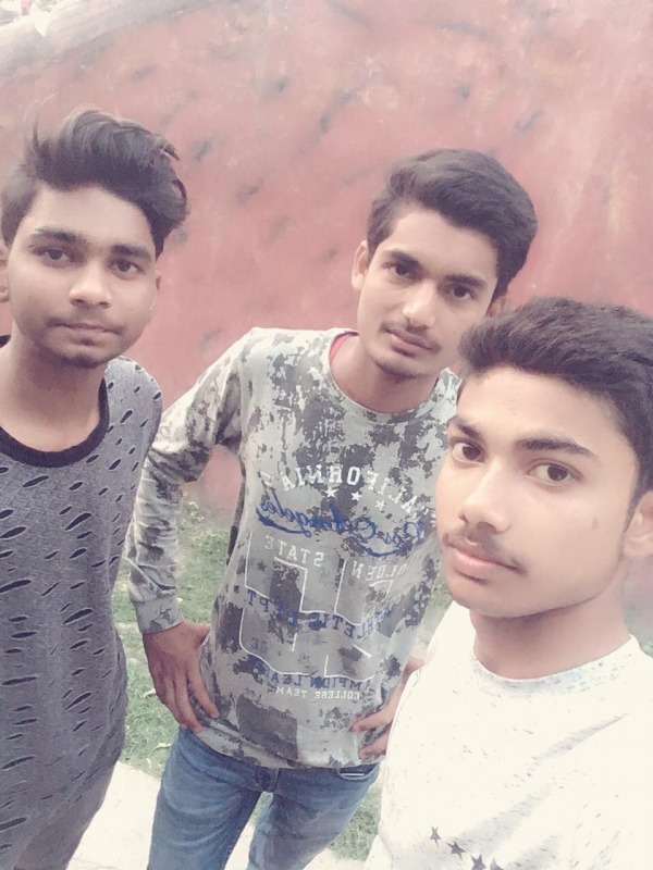 Dayanand Kumar Yadav With His Friends