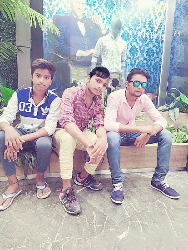 Jasheen Khan Posing With His Friends