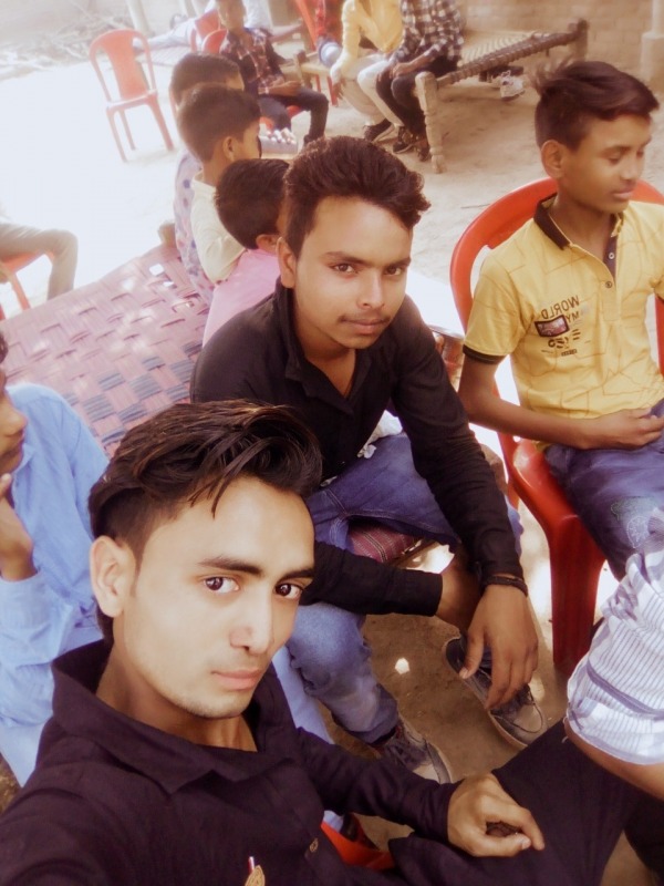 Jasheen Khan Taking Selfie With His Friends