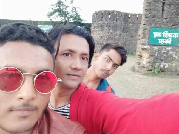 Javed Shah Khajrana Taking Selfie With His Friends