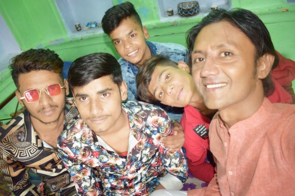 Javed Shah Khajrana Taking Selfie With His Friends