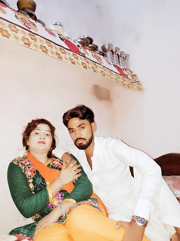 R J Rana Hanif With His Wife