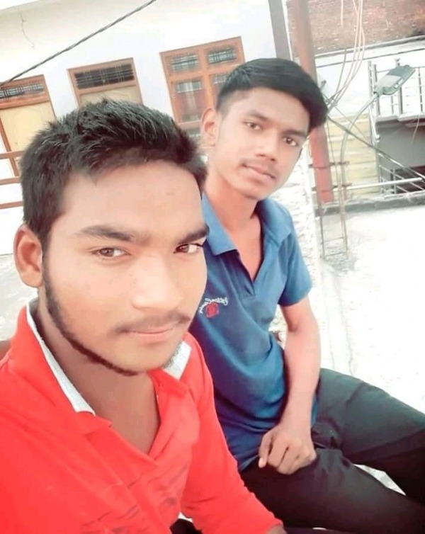 Akshay Kashyap Taking Selfie With His Friend