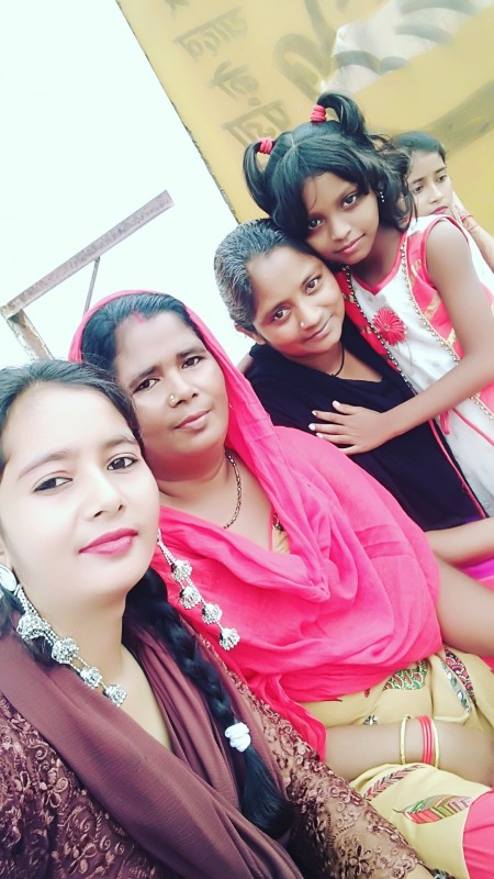 Mehak Sheikh Abbasi Taking Selfie With Her Family