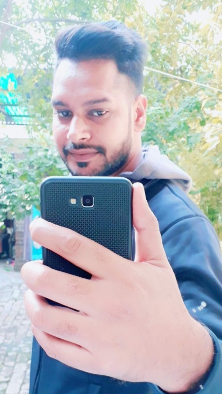 Vikki Surkhab Taking Mirror Selfie