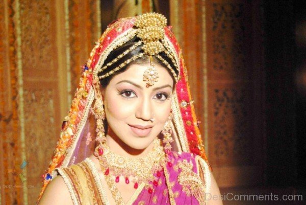 12dc-Debina Bonnerjee Wearing Gold Jewelry