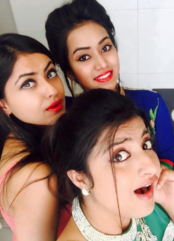 Simi Chahal With Her Friends