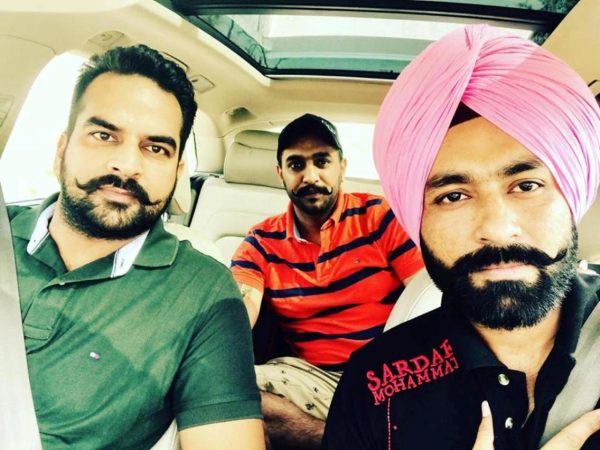 Tarsem Jassar With His Friends