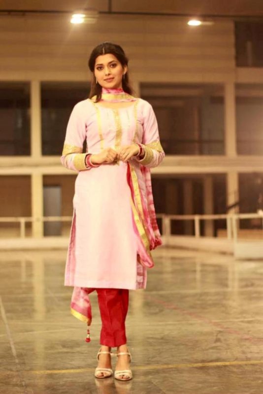 Pic Of Singer Nimrat Khaira Looking Great