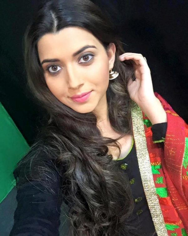 Image Of Singer Nimrat Khaira Looking Amazing