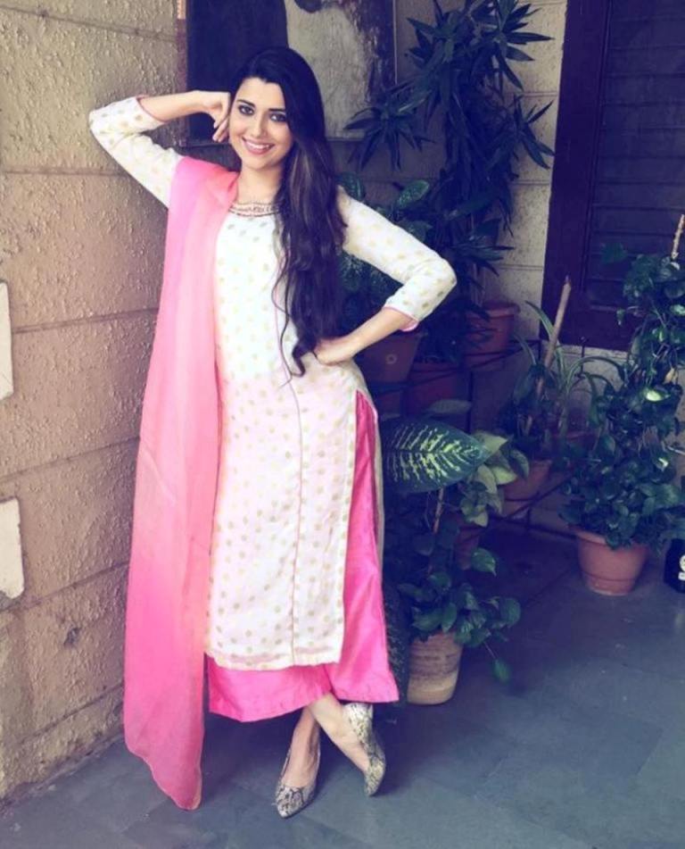 Pic Of Actress Nimrat Khaira Looking Fabulous - Desi Comments