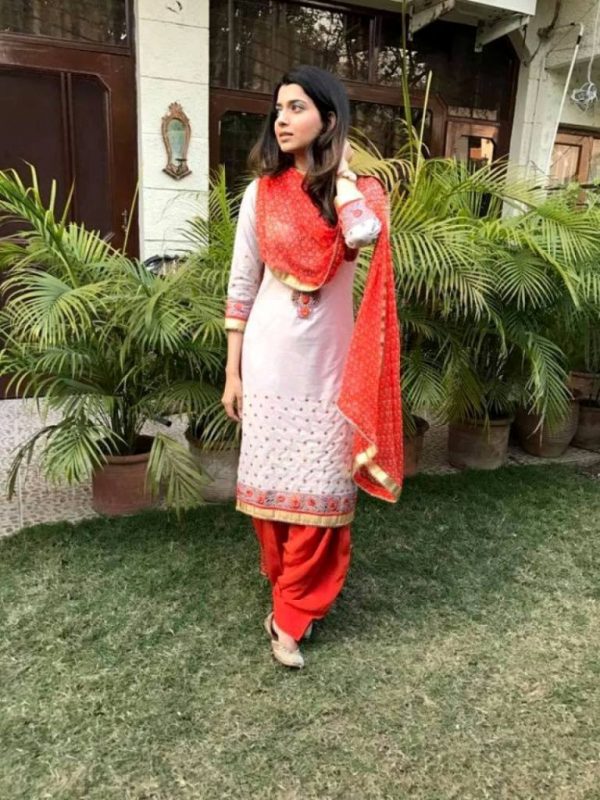 Pic Of Nimrat Khaira Looking Great