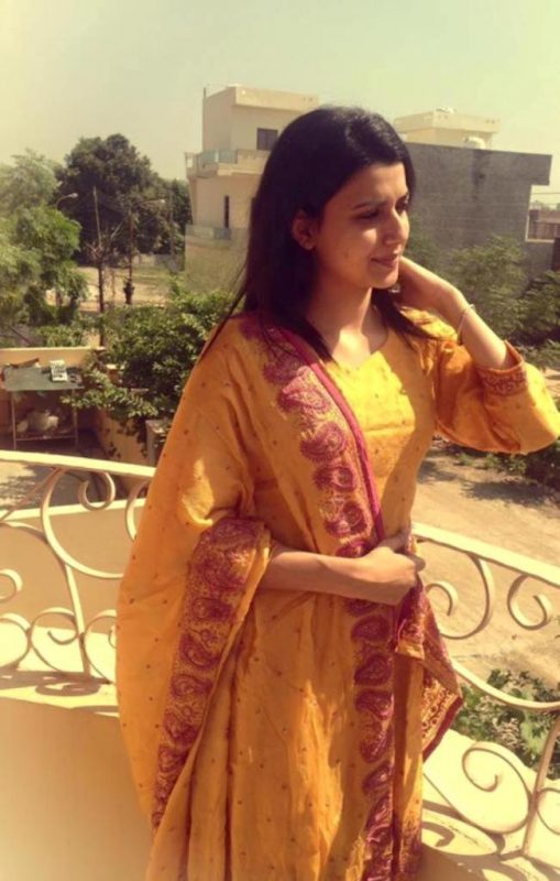 Picture Of Singer Nimrat Khaira Looking Graceful