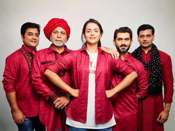 Prachi Tehlan With Her Serial Cast