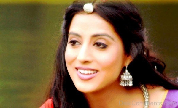 Mahi Gill Wearing Nice Ear Rings