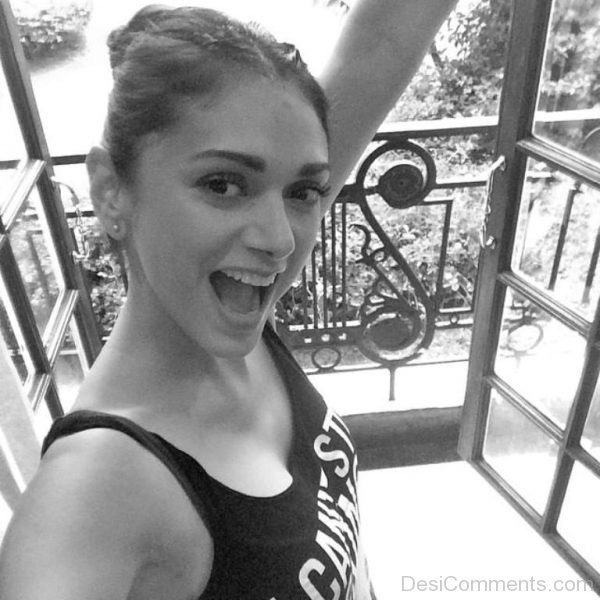 Aditi Rao Hydari Black And White Selfie-DC034