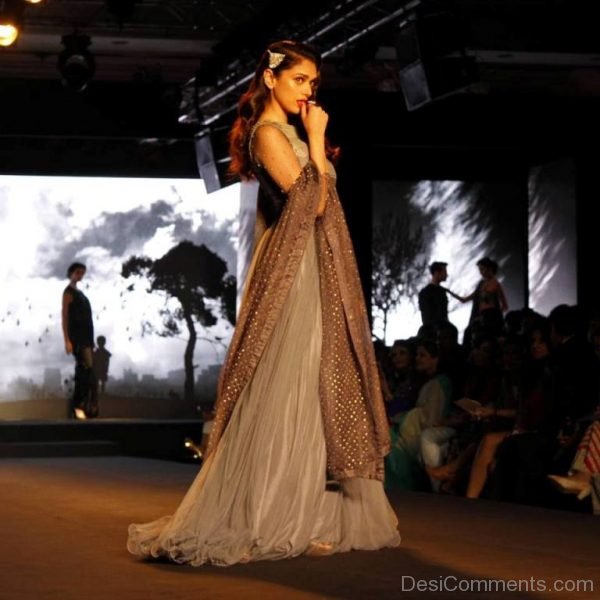 Aditi Rao Hydari During Fashion Show-DC041