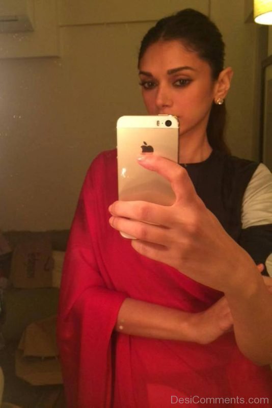 Aditi Rao Hydari Holding I Phone-DC046