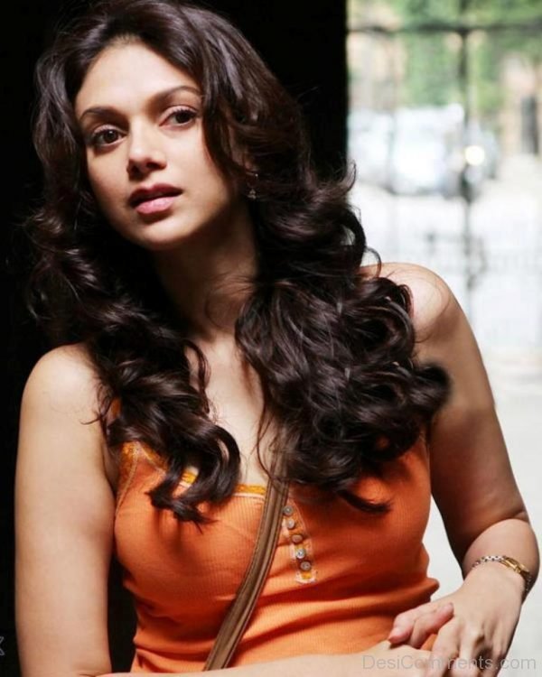 Aditi Rao Hydari Looking Pretty Pic-DC100