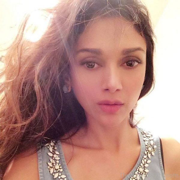 Aditi Rao Hydari Selfie Image-DC114